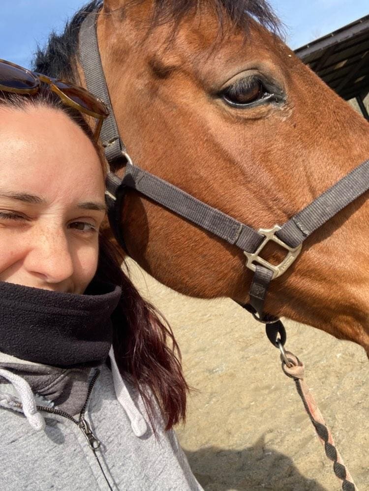 Karen Amerio au centre équestre Karen Amerio pratiquant le Shiatsu équin avec un cheval